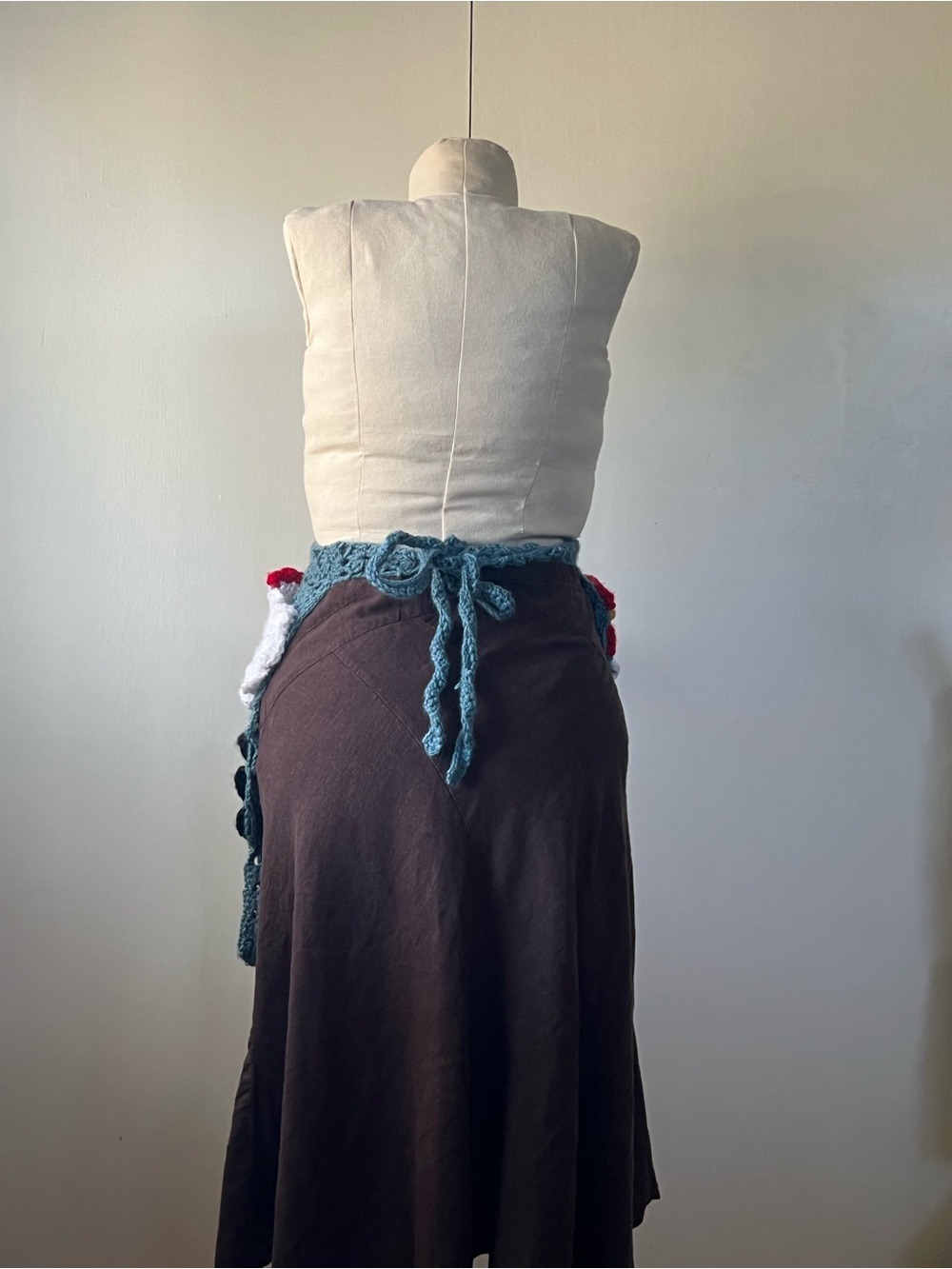Made to order: crochet egg-collecting apron with chicken pockets - Picture 8 of 8